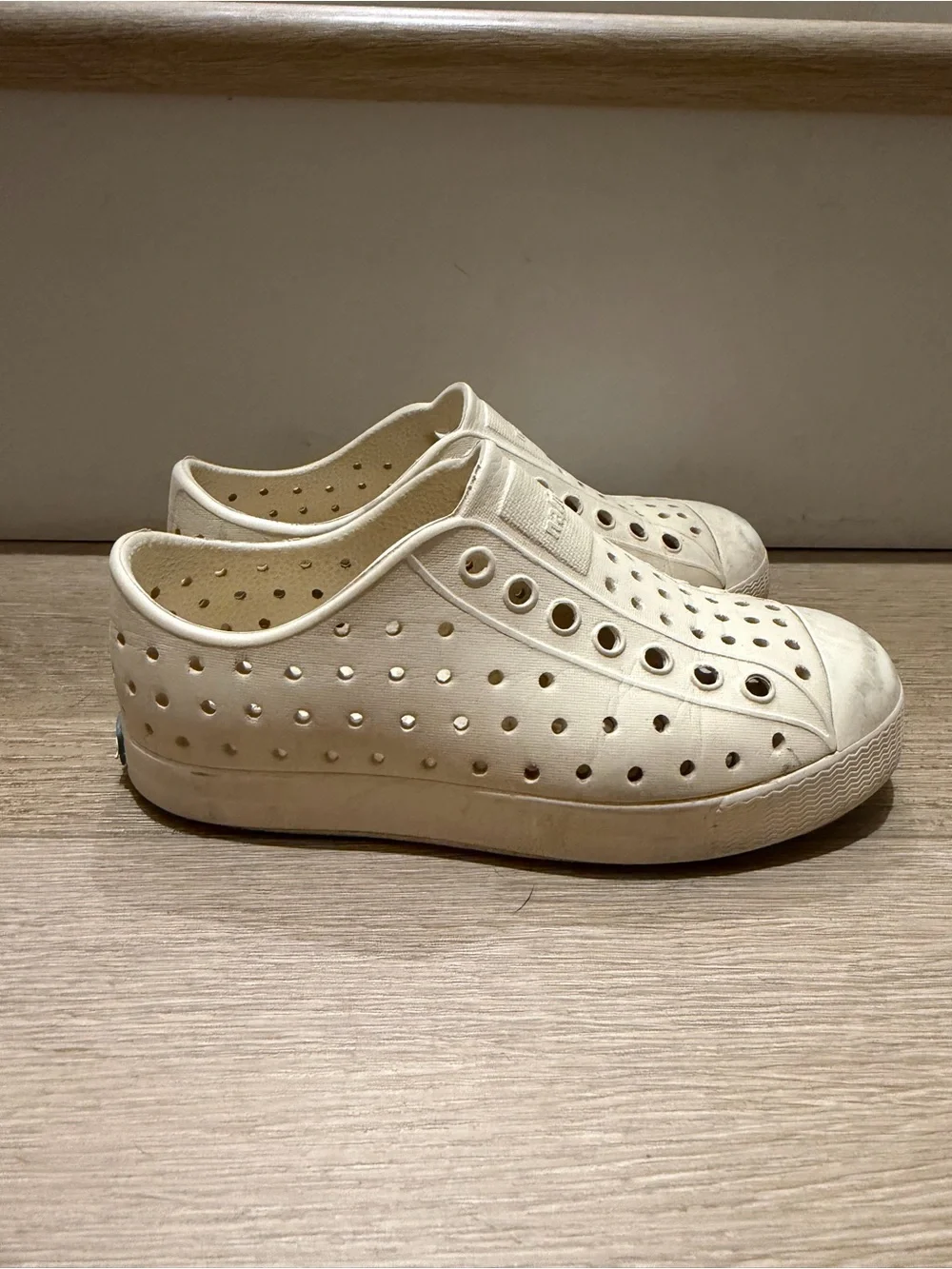 Native size 10 toddler bone Slip-On Perforated Casual Sneakers in Off-White